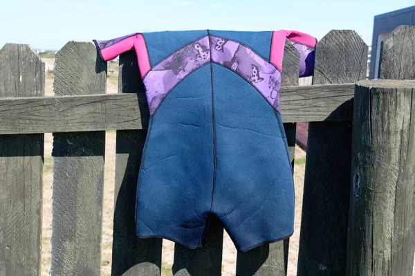 Fato Mergulho Azul Roxo Rosa Foi Pendurado Sobre Uma Cerca — Fotografia de Stock