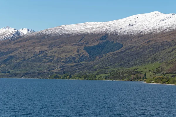 在新西兰的南岛 春天的雪覆盖着瓦卡蒂普湖后面的高山 — 图库照片
