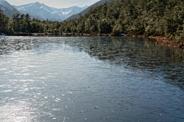 Hielo Formado Una Tarna Pequeño Lago Nueva Zelanda Hay Montañas — Foto de Stock