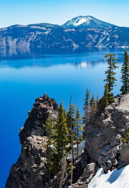 Oregon 'daki Krater Gölü' nün karlı yamaçları ve güneşli koşulları.