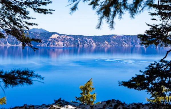Kratersjön Oregon Med Snöiga Klippor Och Soliga Förhållanden — Stockfoto