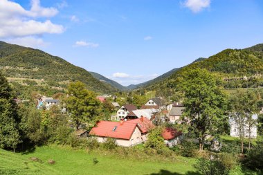 Dağlardaki tepede bir köy