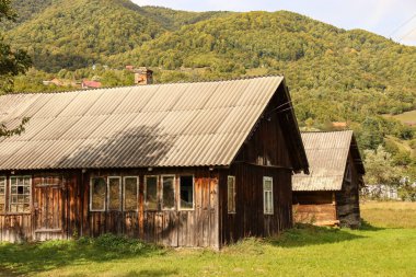 Dağlardaki ev.