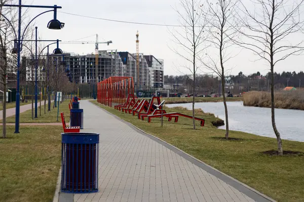 Nehrin kıyısındaki modern şehir parkı