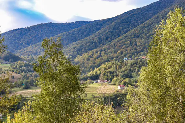 Dağların ve köyün manzarası