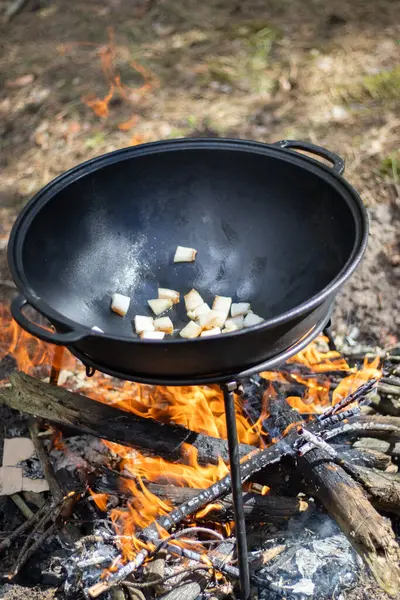 Tavada ateşte kızarmış et pişirmek.