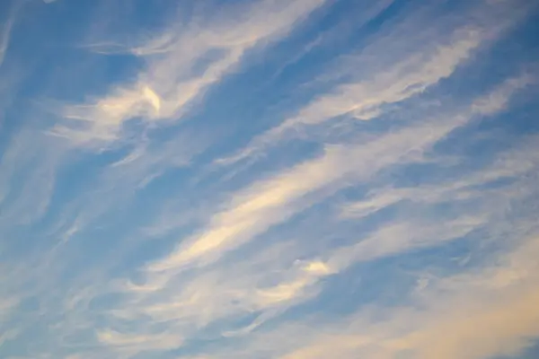 美しい白と黄色の円形の雲で飾られた穏やかな青空を撮影した魅惑的な写真 — ストック写真
