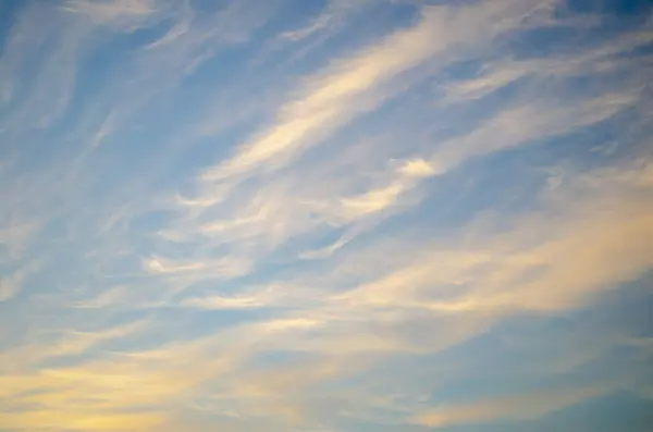 Ett Fascinerande Fotografi Fångar Den Fridfulla Blå Himlen Prydd Med — Stockfoto