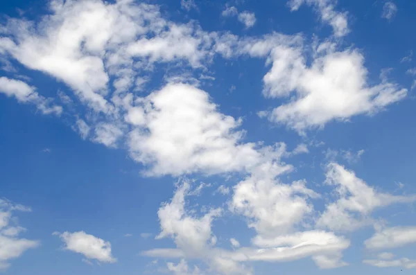 Céu Azul Com Numerosas Nuvens Brancas Bonitas — Fotografia de Stock
