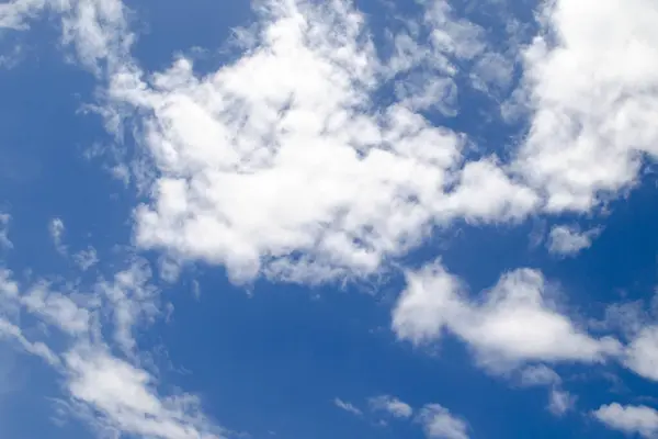 Blå Himmel Med Många Vackra Vita Moln — Stockfoto
