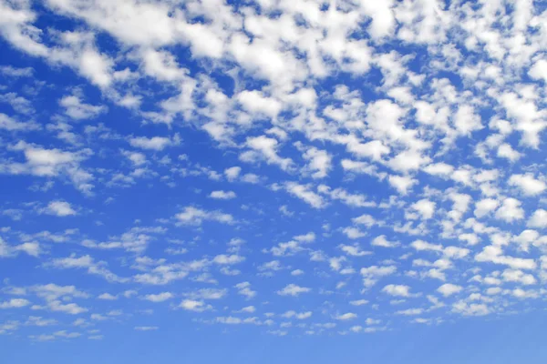 Una Fotografía Impresionante Que Captura Vasto Cielo Azul Adornado Con — Foto de Stock