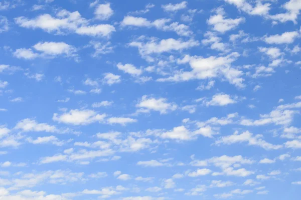 Захватывающая Фотография Запечатлевшая Необъятное Голубое Небо Украшенное Многочисленными Пушистыми Белыми — стоковое фото