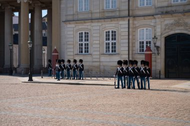 Kopenhag 'daki Amalienborg Sarayı' nda nöbetçi değişimi.