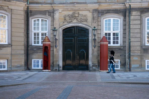 Eine Palastwache Bewacht Einen Eingang Amalienborg Kopenhagen — Stockfoto