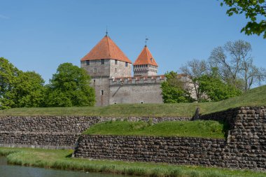 Estonya 'nın Saaremaa adasındaki Kuressaare Kalesi' nin güzel manzarası