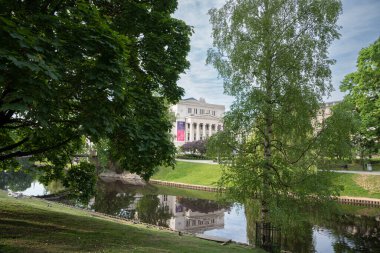 Riga, Letonya 'daki Opera binasının parkından bir manzara