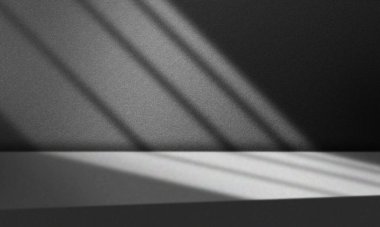 Parlak köşegenler oluşturan, dokulu bir duvar yüzeyinde ışık ve gölge içeren soyut pencere arkaplanı. Ürün sunumları, vitrin gölgeleri ve çizgili duvar desenleri için mükemmel