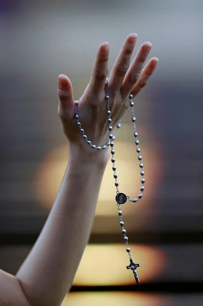 Mão Uma Mulher Segurando Rosário Crucifixo Enquanto Reza Cristão Devocional — Fotografia de Stock