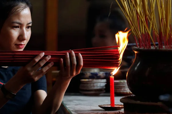 Ong Bon Pagoda Templo Taoísta Mujer Rezando Con Varillas Incienso —  Fotos de Stock