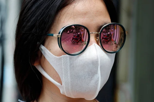 Jovem Mulher Rua Com Máscara Proteção Rosto Hanói Vietname — Fotografia de Stock