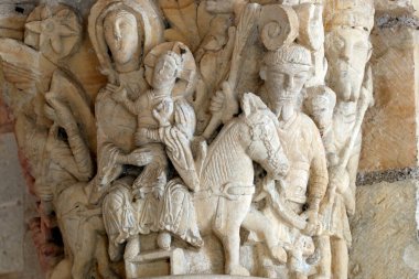 Fleury Abbey en ünlü Benedictine manastırlarından biridir. Kutsal aile. Mısır 'a uçuş. Sütun. Heykel. Aziz Benoit sur Loire. Fransa. 