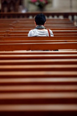 Fleury Abbey en ünlü Benedictine manastırlarından biridir. Kilisede dua eden bir kadın. Aziz Benoit sur Loire. Fransa. 