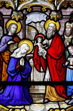 Aziz Peter Kilisesi. Tapınakta İsa 'nın sunumu. Lekeli cam pencere. Dreux. Fransa. 