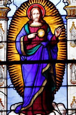 Aziz Peter Kilisesi. İsa 'nın Kutsal Kalbi. Lekeli cam pencere. Dreux. Fransa. 