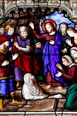 Aziz Peter Kilisesi. Lazarus 'un dirilişi. Lekeli cam pencere. Dreux. Fransa. 