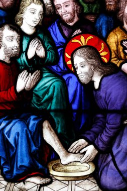 Aziz Peter Kilisesi. İsa Havarilerin Ayaklarını Yıkıyor. Lekeli cam pencere. Dreux. Fransa. 