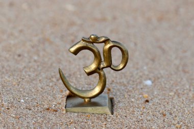 Kumsaldaki Hinduizm ve Budizm 'in Om veya Aum sembolü..