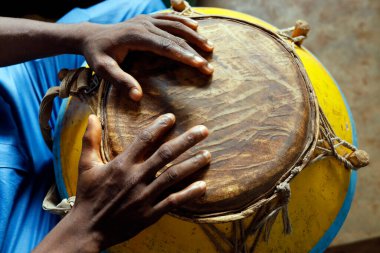 Katolik ayininde Djembe oyuncusu. Müziği. Agbonou Koeroma. Togo. 