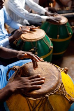 Katolik ayininde Djembe oyuncusu. Müziği. Agbonou Koeroma. Togo. 