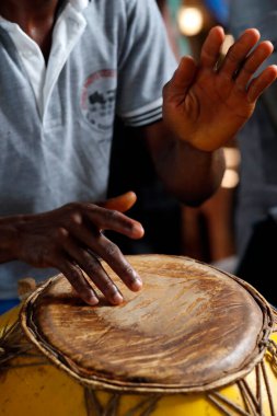 Katolik ayininde Djembe oyuncusu. Müziği. Agbonou Koeroma. Togo. 