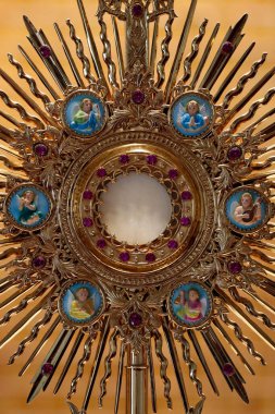 Kutsanmış Ayin bir monarşide. Ayin hayranlığı..  