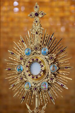 Kutsanmış Ayin bir monarşide. Ayin hayranlığı..  