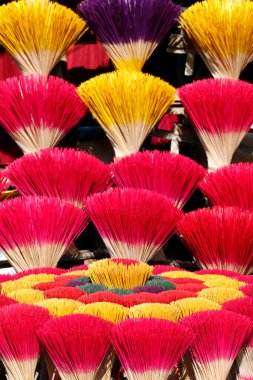 Budizm ayini için el yapımı renkli tütsü çubukları. Rengi. Vietnam. 