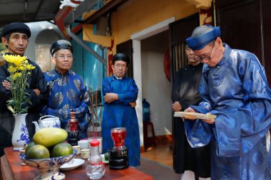 Budist bir Çin tapınağında seremoni. Sunaktaki kurbanlar. Rengi. Vietnam. 