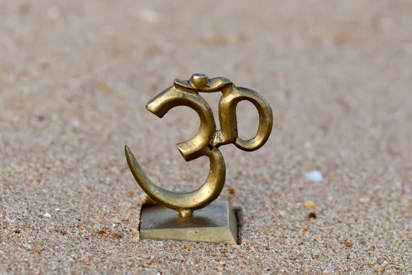 Kumsaldaki Hinduizm ve Budizm 'in Om veya Aum sembolü..