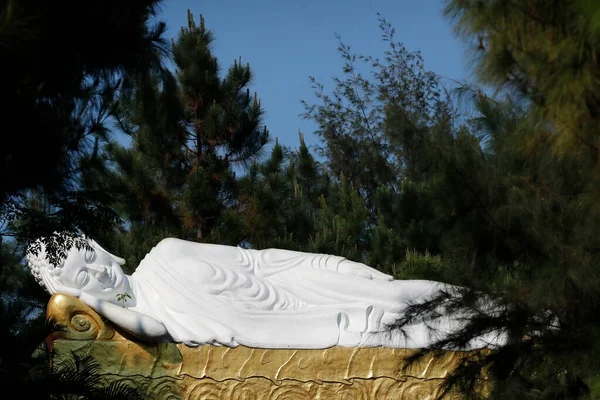 Лежащий Будда После Лет Преподавания Дхармы Будда Перешел Паринирвану Статуя — стоковое фото