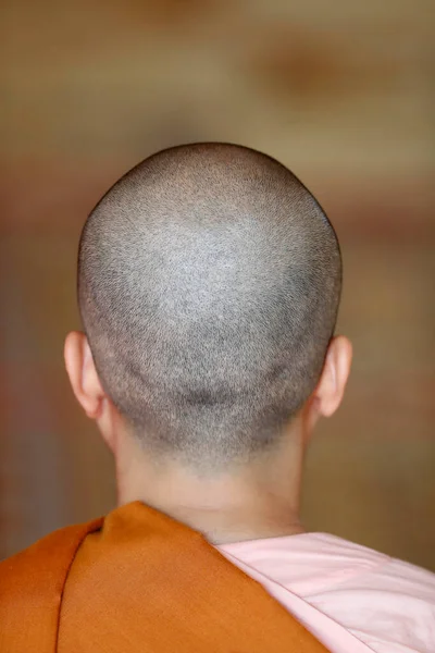佛家尼姑在宝塔里扁桃体是一种宗教忠诚或谦卑的标志 — 图库照片