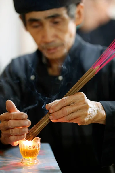 Ceremonia Templo Budista Chino Hombre Rezando Con Varillas Incienso Quemadas —  Fotos de Stock