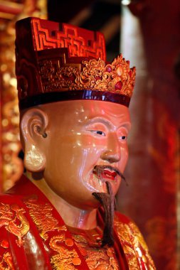 Edebiyat Tapınağı 'ndaki Konfüçyüs Heykeli Dai Thanh Tapınağı' nın (Thuong Dien) yakın çekimi. Hanoi. Vietnam. 