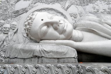 Uzun Oğul Budist Pagoda. Buda 'ya yaslanarak. Son hastalığı sırasında parinirvana 'ya girmek üzere olan tarihi Buda' yı temsil ediyor. Nha Trang. Vietnam. 