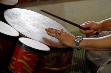 Mau Son Taocu Tapınağı. Taoist tören. Davul çalan müzisyen. Sapa. Vietnam. 