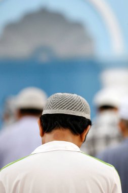 Cuma namazında / duasında müslüman olan. Kufi şapkası. 