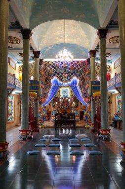 Cao Dai tapınağı. Ana sunak. Rengi. Vietnam. 