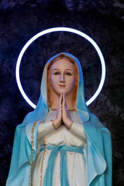 Lourdes leydimiz, 1858 'de Marian hayaletlerinin anısına kutsanmış Bakire Meryem' in Roma Katolik unvanı. Bu Nghe Kilisesi. Ho Chi Minh Şehri. Vietnam. 