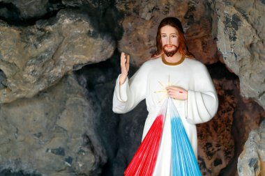  Yüce İsa 'nın merhameti adına, sana güveniyorum. Phu Cam Katedrali. Rengi. Vietnam. 