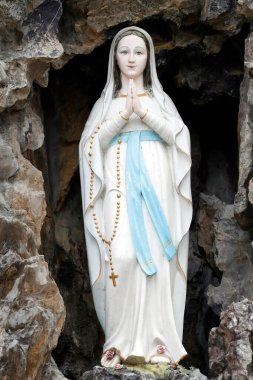 Lourdes leydimiz, 1858 'de Marian hayaletlerinin anısına kutsanmış Bakire Meryem' in Roma Katolik unvanı. Phu Cam Katedrali. Rengi. Vietnam. 